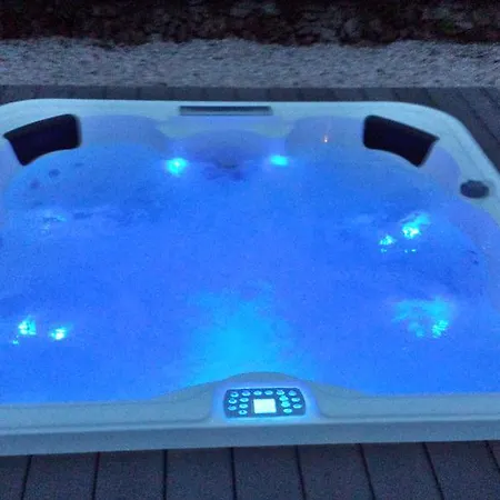 펜션 With Hot Tub Jacuzzi *